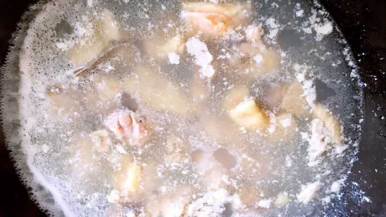 铁皮石斛炖鸡汤,锅放水烧开放入鸡腿肉汆一下，去浮末，捞起控水。