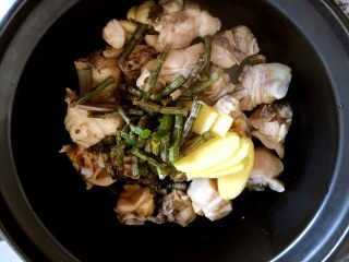 铁皮石斛炖鸡汤,鸡腿肉，生姜片，铁皮石斛鲜条放入砂锅中。