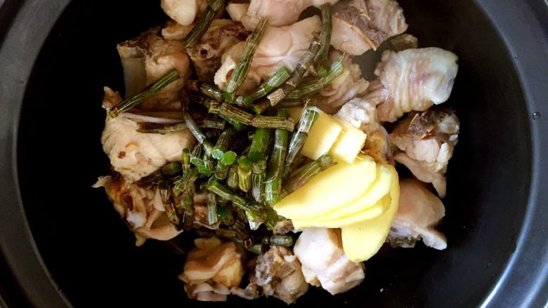 铁皮石斛炖鸡汤,鸡腿肉，生姜片，铁皮石斛鲜条放入砂锅中。