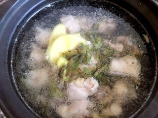 铁皮石斛炖鸡汤,倒入开水没过鸡肉，至砂锅边沿约2处即可。水开加料酒，大火烧开煮2分钟，加盐关小火炖20分钟。