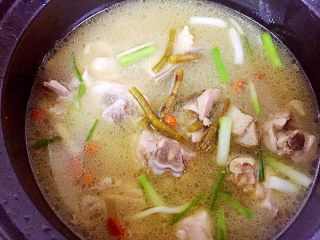铁皮石斛炖鸡汤,炖至鸡肉熟透，加枸杞再焖2分钟，撒葱段，放盐调味即可。营养鲜香的鸡汤出锅了。