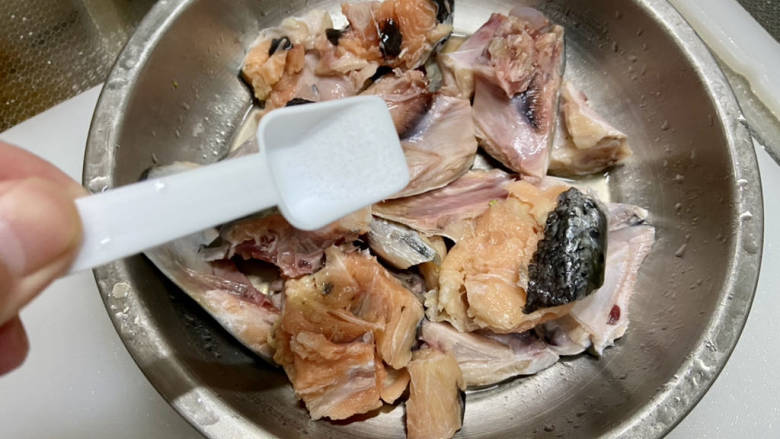 三文鱼豆腐羹➕三文鱼头豆腐羹,撒上1/3茶匙食盐