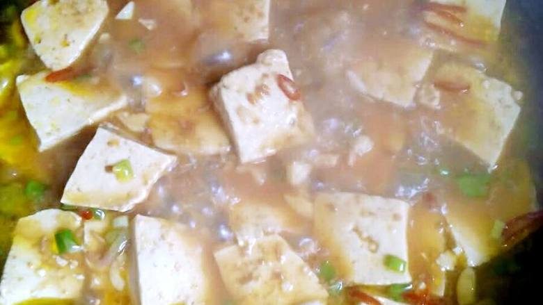 地方菜~东北酱豆腐,加入豆腐，和适量的水，小火炖10分钟左右。
