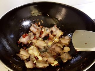 地方菜-折耳根炒腊肉,将五花腊肉炒至边缘微卷，肥肉处呈透明色。