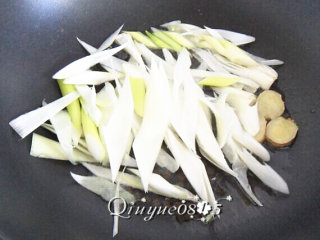 地方菜　鲁菜葱烧海参,油热放葱姜、花椒等炒香