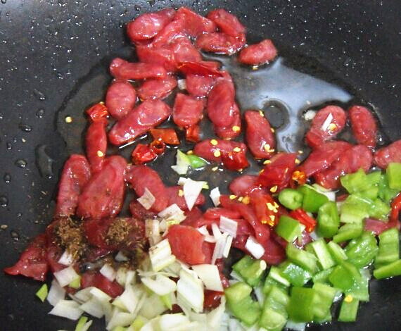 地方菜　腊肠苦瓜炒米饭,放葱姜、花椒、辣椒等炒出香味。