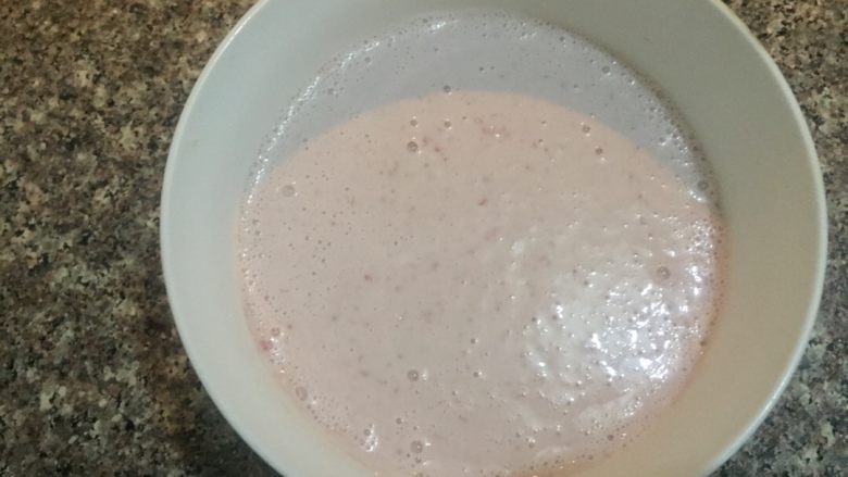 奶香草莓松饼,面糊浓度以成柱状流淌为佳（可以过筛让面饼更细腻）
