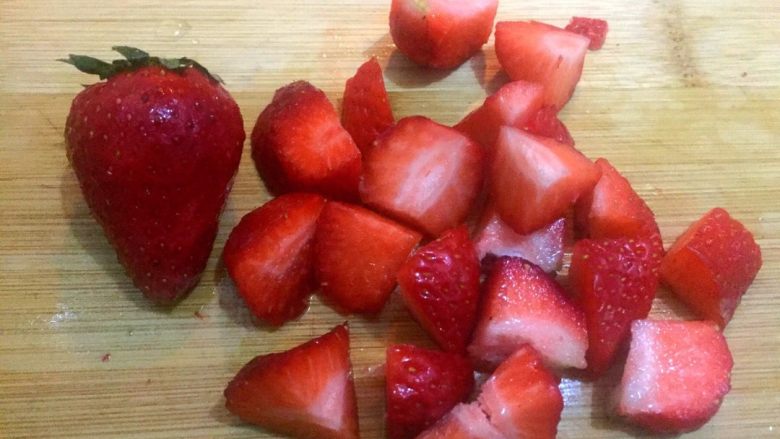 奶香草莓松饼,
剩余的草莓切成小块备用
