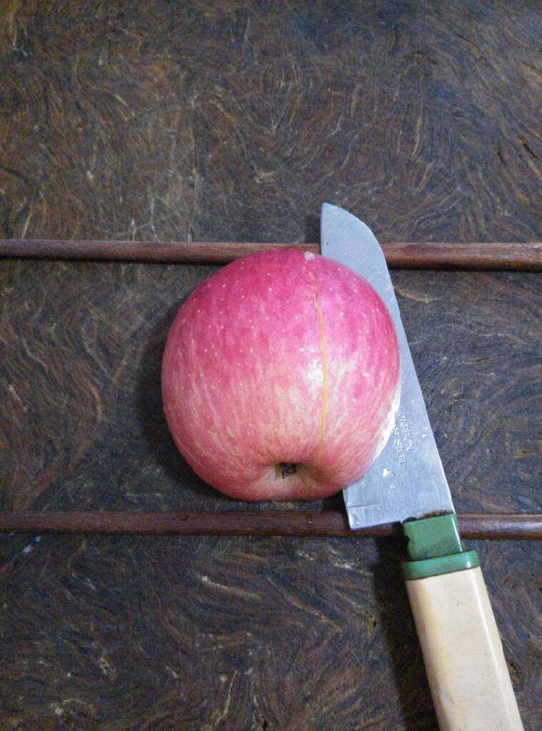 创意苹果，火龙果,然后横着切一刀，成直角(火龙果同样)