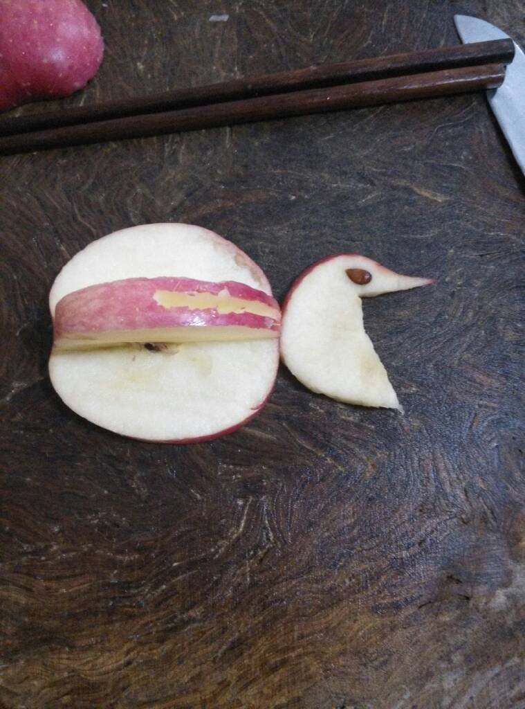 创意苹果，火龙果,头部做好后把苹果籽装饰上去做其眼睛(火龙果不用)然后在苹果中垂线位置挖出空槽(火龙果一样)