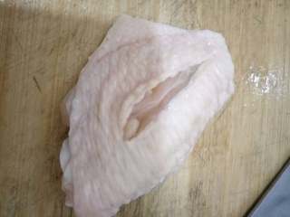 家烧鸡中翅,如图每个翅膀用刀划条小口子以便入味