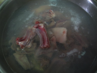 私房红焖羊肉,羊排洗干净后，入热水内炒掉血水