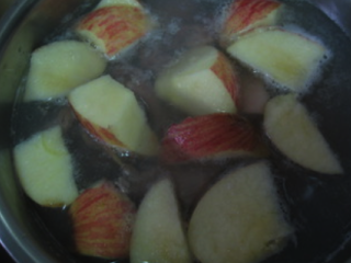 私房红焖羊肉,焯水时加入半个苹果，有助于去腥