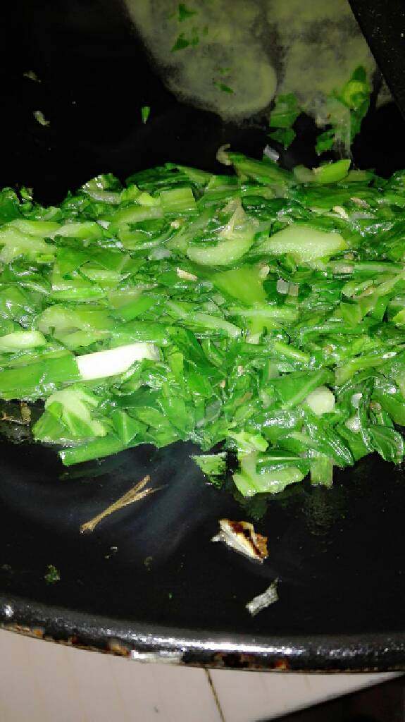 饺子馅的又一做法,将准备好的菜叶碎简单炒一下，滤干水分
