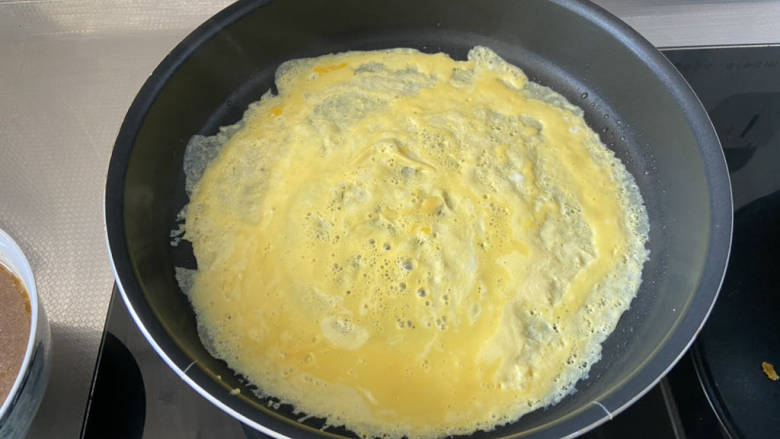土豆泥蛋卷,准备好土豆泥，平底锅加热后刷油，倒入一半蛋液，转动锅子蛋液平铺，煎蛋皮，两个鸡蛋煎了两张蛋皮