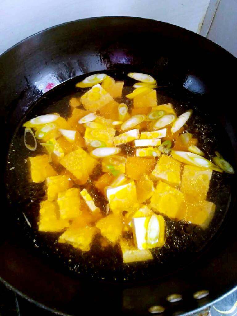 地方菜   豆腐鸡蛋汤,锅子油热后用葱花爆锅，加入适量水，放入豆腐块。