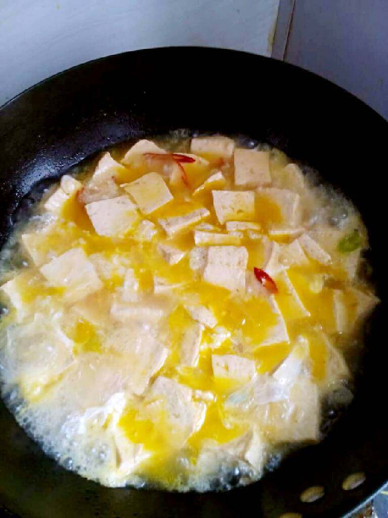 地方菜   豆腐鸡蛋汤,加入适量<a style='color:red;display:inline-block;' href='/shicai/ 692'>酱油</a>和盐辣椒丝，煮开锅后炖5分钟左右，加入打散的鸡蛋液。