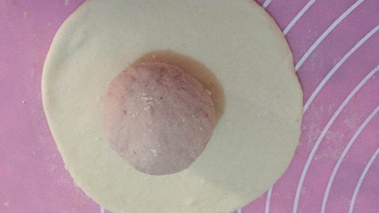 混合果汁花朵馒头,4.将发酵好的面团分成小块，白色面团擀成面饼，粉色面团揉成面团，将面团放入面饼上

