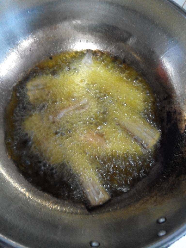 沾汁带鱼,把控干水的带鱼直接下油锅炸熟