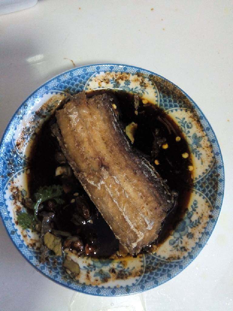 沾汁带鱼,把炸熟的带鱼放入调料盘里，两面均匀的沾上料汁