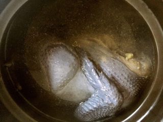 黄芪太子参乌鸡汤,取一个大的砂锅，将乌骨鸡整只放入，加水没过乌骨鸡至砂锅快满。大火烧开，撇去浮末。