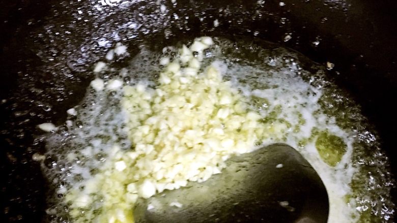 鲜虾蘑菇螺旋面,下蒜蓉。和黄油翻炒。炒香。