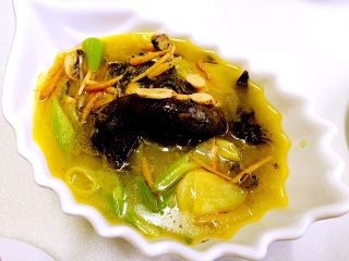 黄芪太子参乌鸡汤,营养美味的鲜汤出锅喽。
