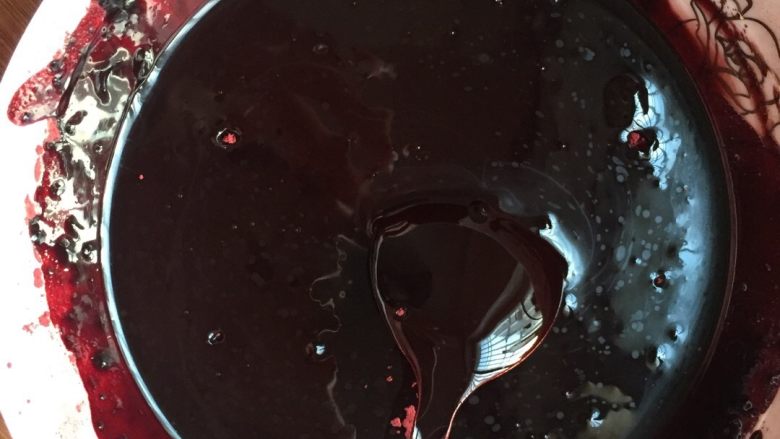 红丝绒蛋糕杯,将15g的玉米油与10g红曲粉，5g<a style='color:red;display:inline-block;' href='/shicai/ 920'>可可粉</a>搅拌均匀，变成红曲可可油。备用。