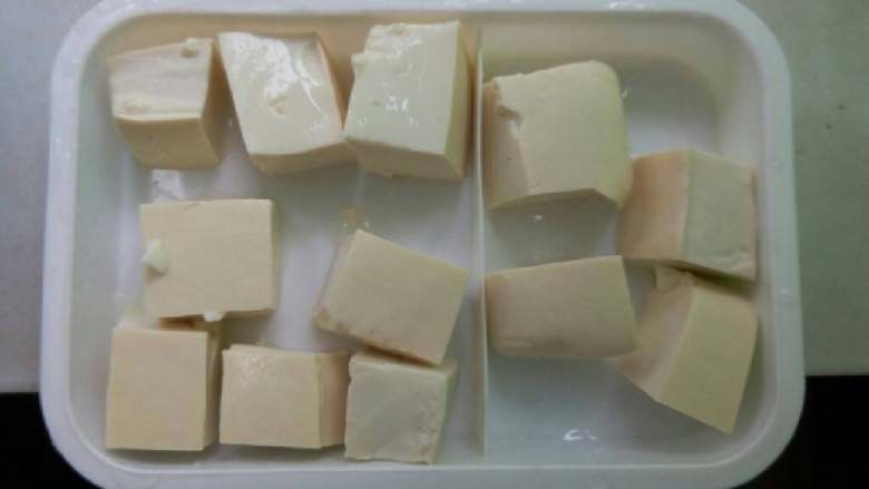 秋刀鱼和豆腐相爱的故事,豆腐割成一小块一小块的，备用。