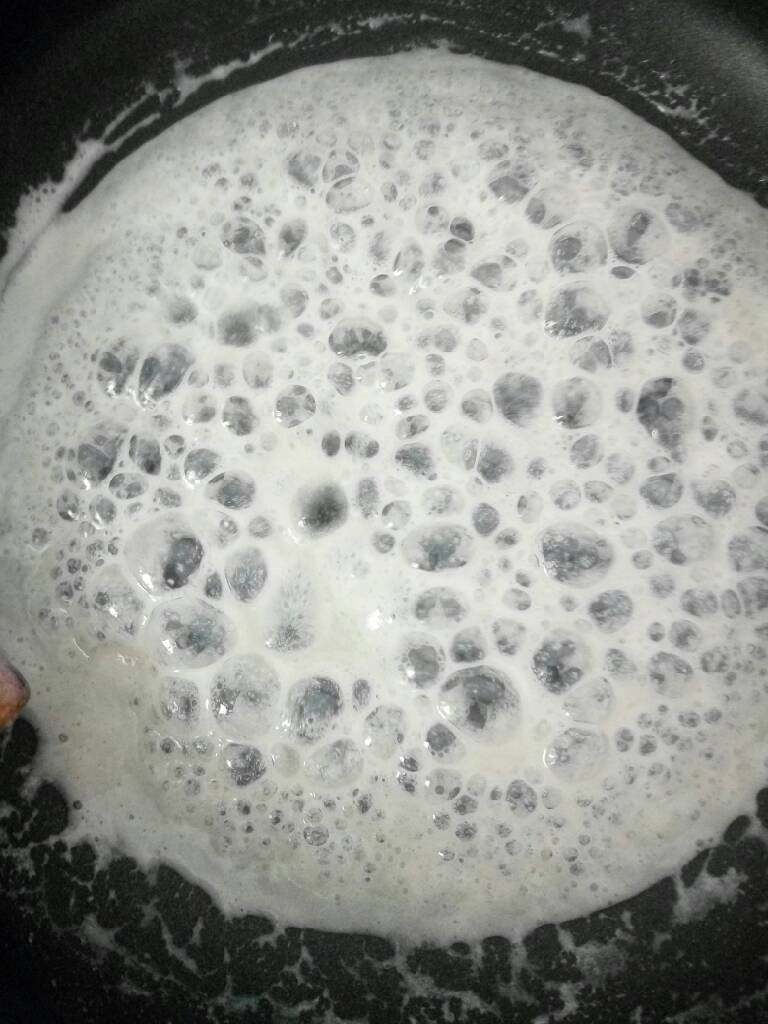 牛奶花生粘,熬制白糖化开冒泡泡，粘稠为止，一定要不停搅拌不然会焦。