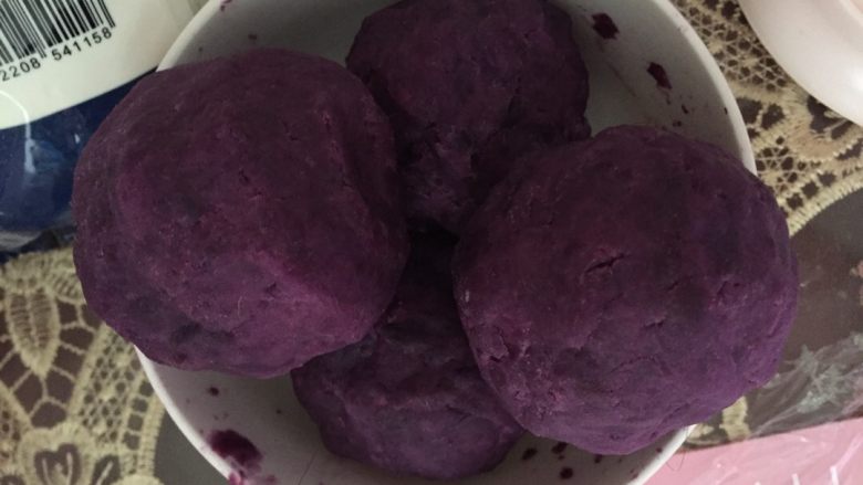 紫薯一口酥,紫薯泥分成四等份