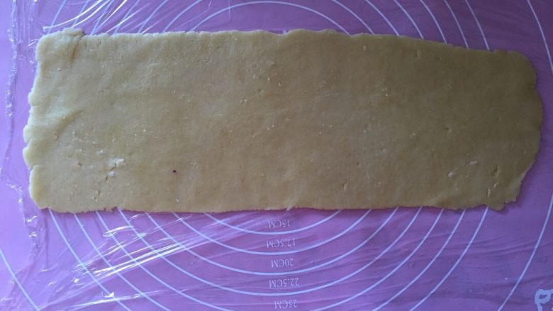 紫薯一口酥,先放一块保鲜膜在硅胶垫上，取一份面条擀成长方形薄面片