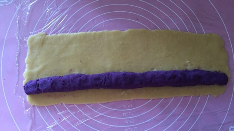 紫薯一口酥,紫薯泥搓成和面片一样长度的，放在面片上