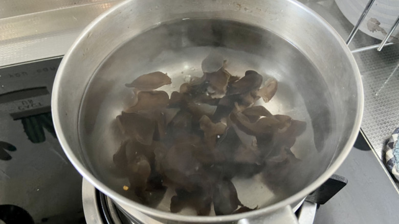 黄瓜拌木耳➕黄瓜笋片火腿拌木耳,坐锅烧水，水开下木耳煮2分钟捞出过凉