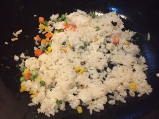 #农品堂亚麻籽油试吃#芝士樱花饭团,加入米饭用铲子将米饭打散

