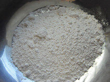 手工白雪馒头,准备面粉。把白糖加入面粉里搅拌均匀。