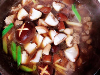 香菇板栗焖饭,加入香菇再炖煮10分钟。