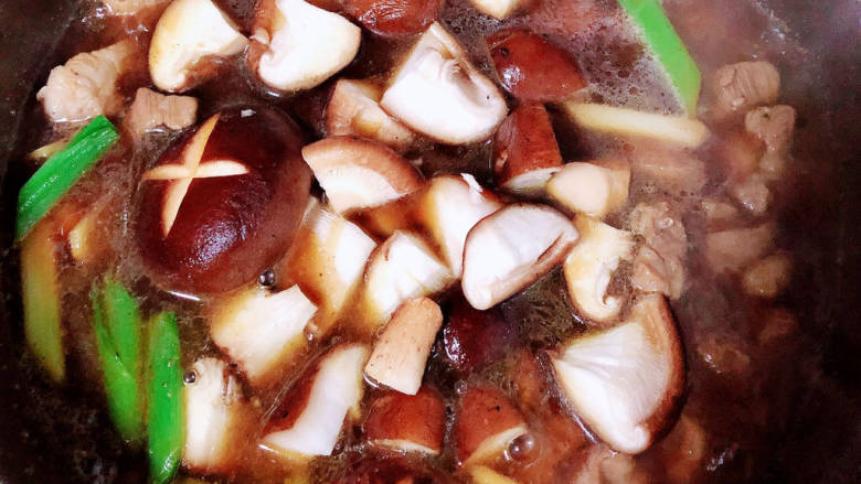 香菇板栗焖饭,加入香菇再炖煮10分钟。