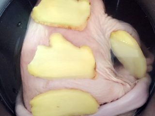 凤凰投胎－胡椒猪肚鸡,整鸡冷水放入锅，烧沸去浮沫捞出并用热水冲洗净