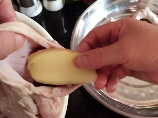 凤凰投胎－胡椒猪肚鸡,将整鸡塞入猪肚内并放入适量姜片