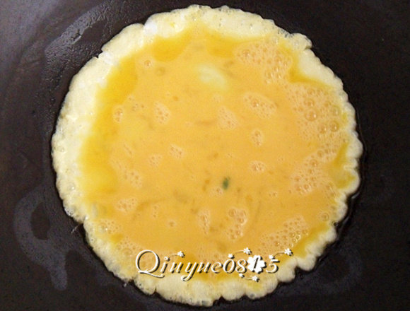 韭菜花炒鸡蛋,油热，倒入鸡蛋液，稍炒出锅（滑蛋）