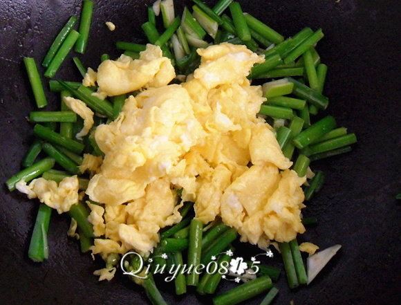 韭菜花炒鸡蛋,倒入鸡蛋，炒匀出锅。