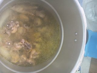 夜开花螺肉羹,制作高汤，因为家里还准备红烧鸡块，鸡块放高压锅里过水后的汤就成了高汤，备用
