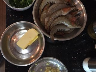 豉油皇大虾,接着切葱花、将生姜磨成蓉，备好牛油