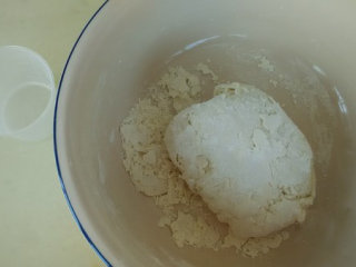 饺子,把絮状面粉揉起，还有些干面粉，这时把剩下的水倒入，继续揉面，边揉边搓面盆周围，使盆光