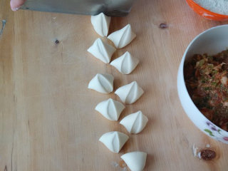 饺子,取出一半面团揉条，转动面条切块。如果是自己一人在包饺子，取出的面不要太多，面团怕干皮
