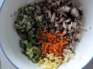 菌汤,香菇黄瓜胡萝卜葱姜切成小丁