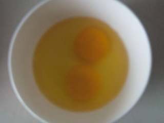 菌汤,鸡蛋搅拌均匀打入锅里，放盐味精用水淀粉勾芡，