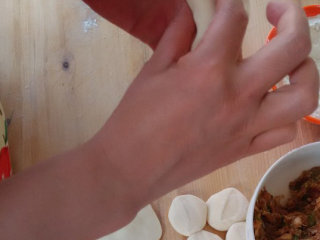 饺子,把饺子放在左手食指弯曲处