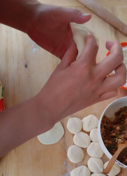 饺子,把饺子放在左手食指弯曲处